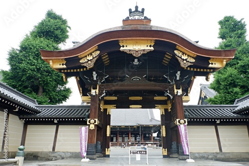 Quadro su tela Symmetrical low angle view of the historic Karamon gate with magnificent gold leaf ornaments at Higashi Honganji temple in Kyoto, Japan
