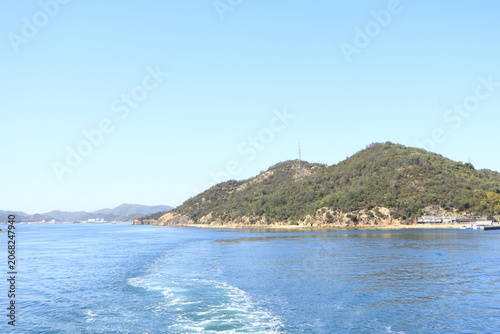出港したフェリーから見た直島　宮浦港