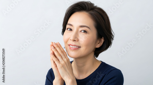 50代や60代のミセス世代の美しい大人の女性のポートレート