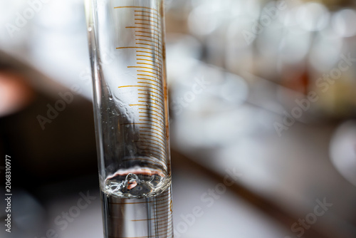 Foto Close up glass hydrometer alcohol measurement clear liquid laboratory distillati