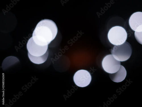 Fotografie Un fondo abstracto de luces de navidad de diferentes colores en la oscuridad