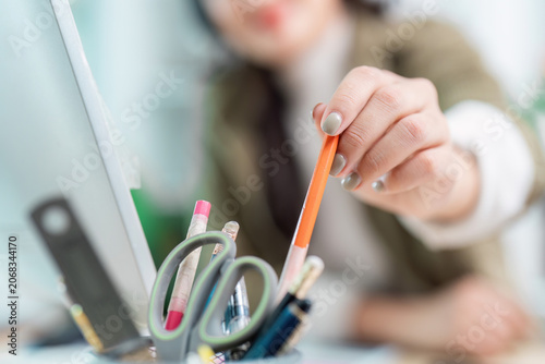 Cuadro en lienzo Office worker organizing stationery at desk