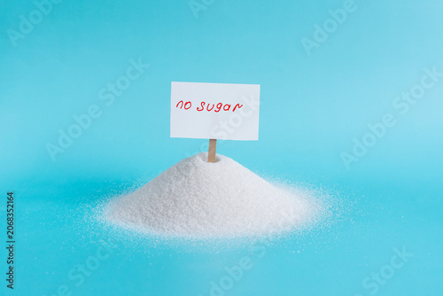Fotografia A large amount of granulated sugar and a sign stuck in it with the inscription