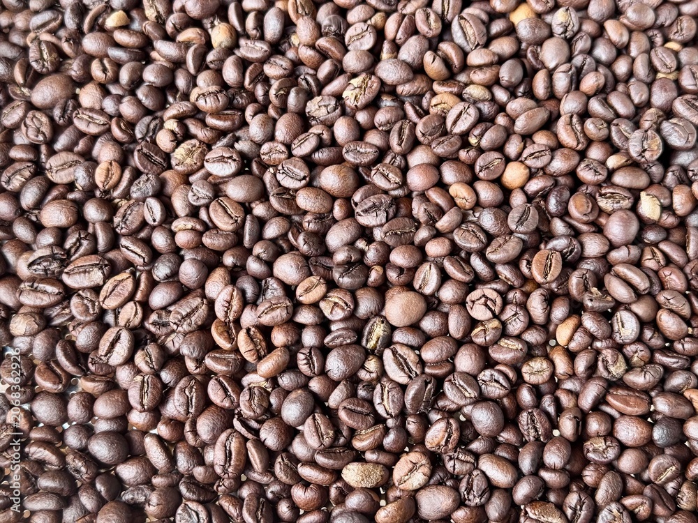 Fototapeta premium Macro shot of roasted dark roast Robusta coffee beans texture