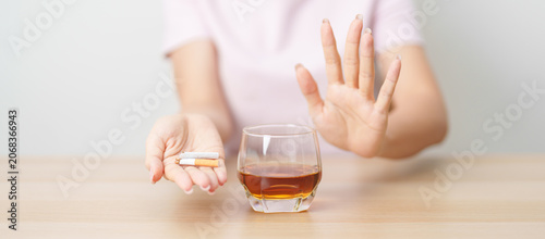 Foto woman hand break and stop gesture to refuse cigarette and glass of Whisky, for s