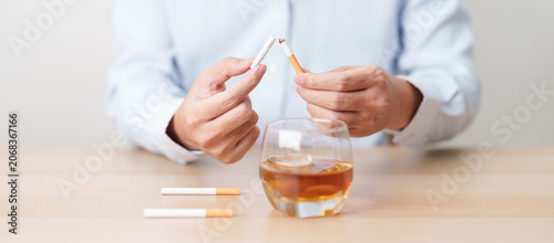 Foto Man hand break and stop gesture to refuse cigarette and glass of Whisky, for say