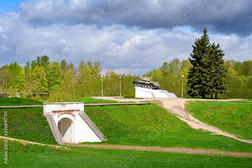 фотографія Old gates of the Velikiye Luki fortress with a war memorial, Pskov region of Rus