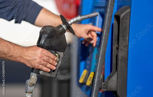 Φωτογραφία Fueling car uses pump nozzle