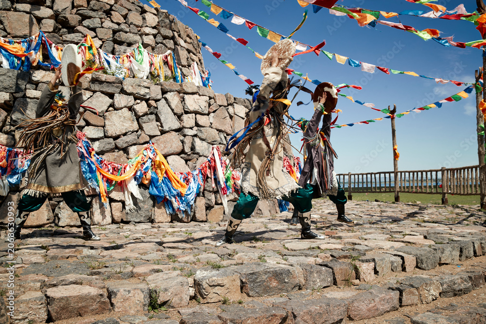 Fototapeta premium Dancers performing Mongolian shamanic rituals on the grasslands