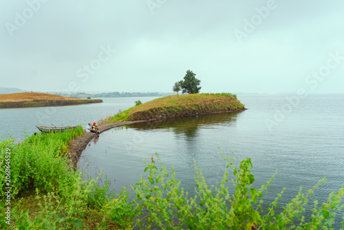 Schilderij op canvas Serene Island Landscape with Lone Tree in Water, Banswara, Udaipur, Rajasthan