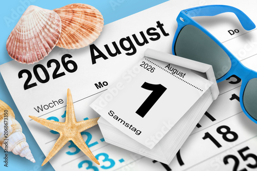 Deutscher Kalender Datum 1. August 2026  Samstag und Dekoration im Sommer mit Muscheln