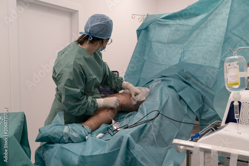 Tableau sur toile thermal varicose vein surgery - female surgeon during the procedure