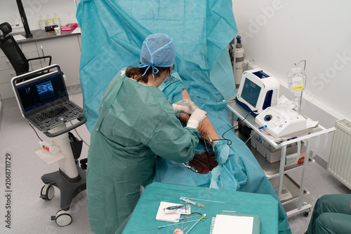 Tableau sur toile female surgeon during the procedure of thermal varicose vein surgery