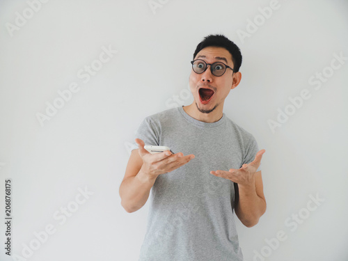 Foto Astonished asian man reacting with open mouth in shock