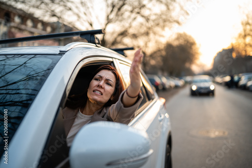 Canvastavla Woman experiencing road rage while driving