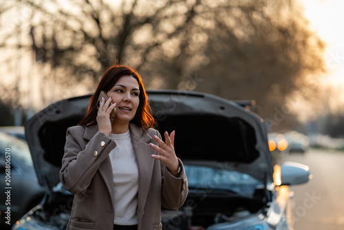 Quadro em tela Woman calling roadside assistance after car breakdown