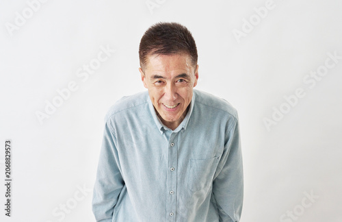 Tableau sur toile 白背景でお辞儀する男性　カメラ目線