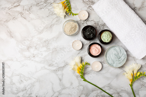 Φωτογραφία Cosmetic clay mask on a marble table