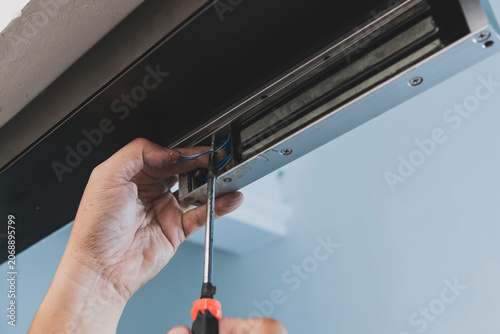 Foto Close up of a technician connecting wires during electromagnetic door lock installation, supporting access control, security, and entry management