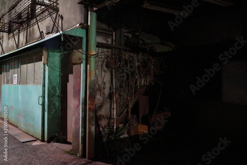 夜の古い建物