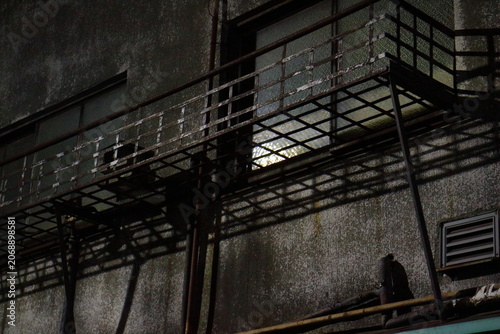 廃墟の窓のある建物