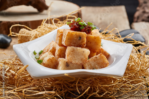 Foto Cantonese radish cake served on a white porcelain plate