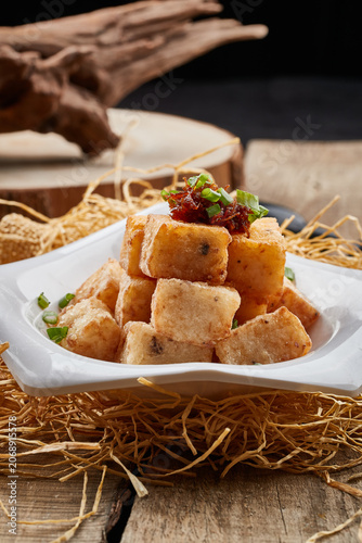 Φωτογραφία Cantonese radish cake served on a white porcelain plate
