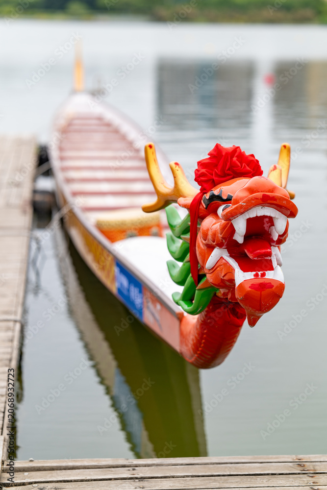 Fototapeta premium A detailed close-up of a colorful, traditional Chinese dragon boat head.