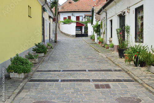 Foto Quiet cobblestone street in the historic town of Szentendre, Hungary