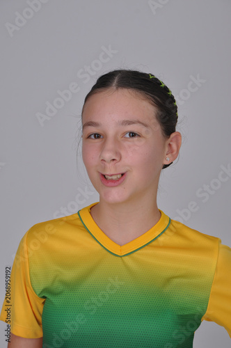adolescente engraçada torcedora do brasil usando cores verde e amarelo