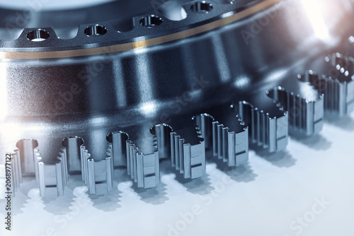 Fotografi Close-up detail view precision machined metal gear wheel mechanism geometry polished steel industrial surface
