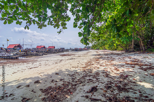 Fischerboote an der Nordküste von Bintan, Indonesien