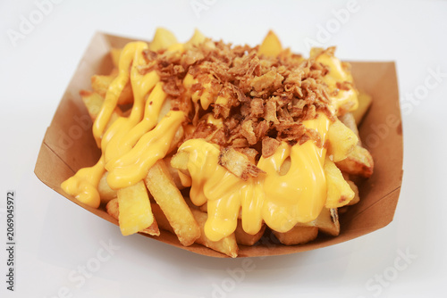 Frites faites maison avec des oignons frits