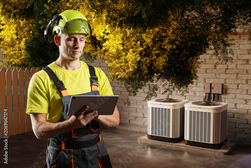 HVAC service. Technician ch...