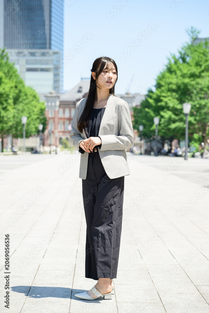 Fototapeta premium ビル街に立つ日本人女性
