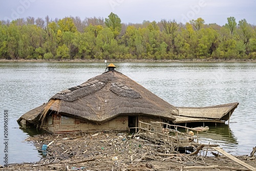 belgrad, serbien - verfallenes hausboot an der sava