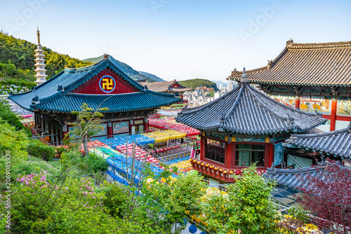 三光寺の提灯と伝統建築 釜山 韓国 / Decorative Lanterns and Traditional Temple Architecture at Samgwangsa Temple Busan South Korea