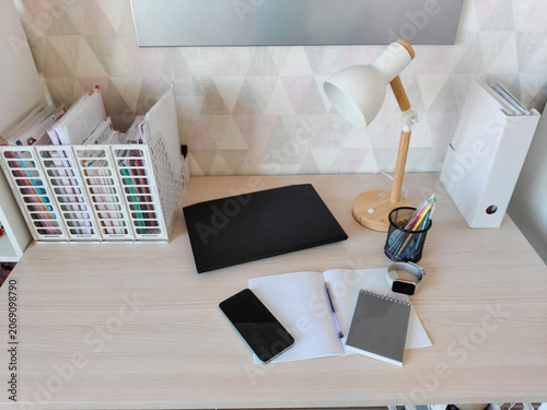 Foto Desk with student supplies and laptop for remote learning