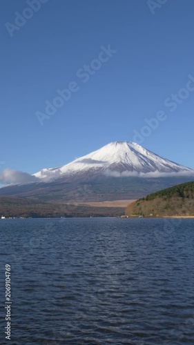 山中湖より望む冬の富士山のタイムラプス映像（縦・フィックス）
