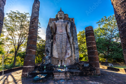 Bild auf Leinwand The natural background of the historical tourist attractions in Sukhothai Historical Park, where travelers from all over Europe always come to admire its beauty