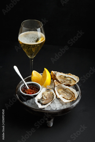 Konstfotografi Elegant Oysters Served With Champagne