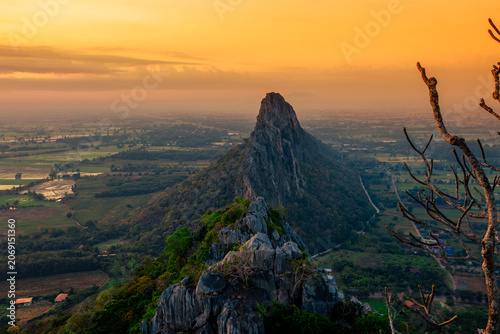 Foto The natural backdrop of the high mountains features beautiful, colorful morning sunlight, mist, diverse plant life, and cool, refreshing air along the way