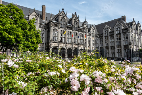 Fürstbischöflicher Palast in Lüttich mit Blumen im Vordergrund, Lüttich, Wallonien, Belgien