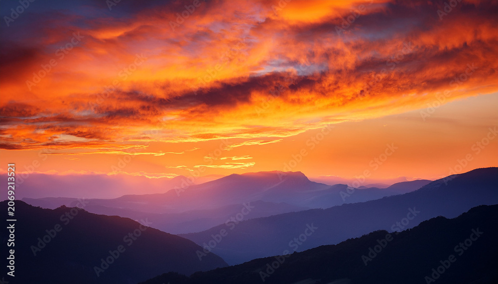 Obraz premium Fiery Sunset Cloudscape Over Mountains Nature Backdrop
