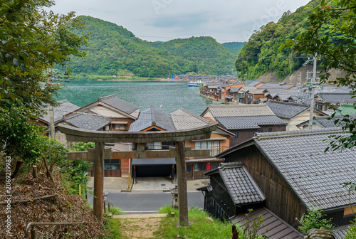Cuadro en lienzo 鳥居越しに望む伊根の舟屋と湾の風景
