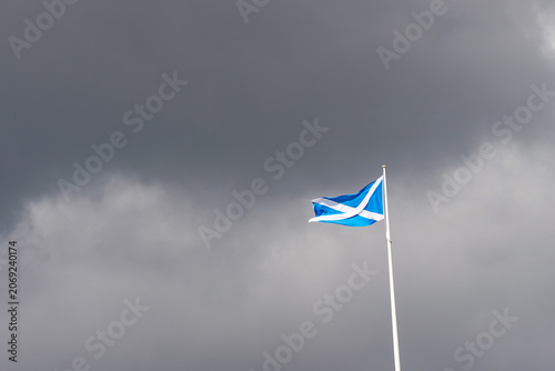 Foto The national flag of Scotland with cloudy background