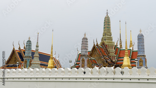 Tableau sur toile Grand palace and wat phra kaew temple spires
