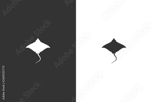 Cuadro en lienzo A stark silhouette of a stingray is presented against contrasting dark and light