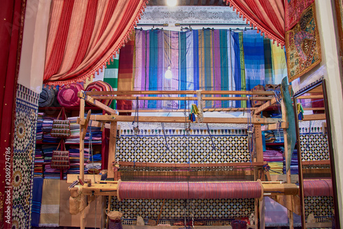 Foto A local bazaar displays traditional leather crafts and textiles typical of Maghr
