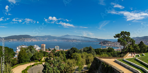 Foto Panorámica de Vigo con crucero desde el Monte de O Castro